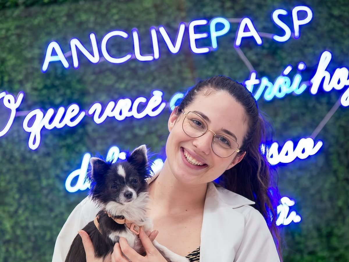 Dra. Heloisa Minotti segurando um cão de pequeno porte